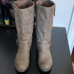 Gray boots 8 and 1/2